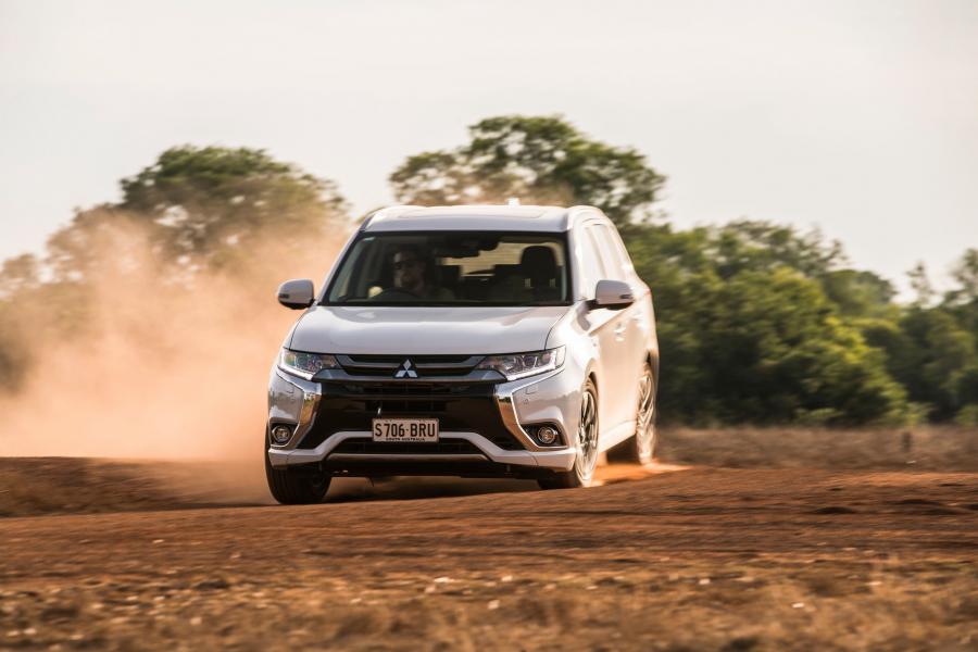  Mitsubishi Outlander PHEV 2017 года  (AU) (фото 31 из 35)